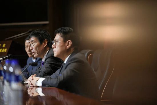 从车里跳出一堆人来，其中有一人用枪指着何莲：干他妈什么呢？把那个钩子给我放下。